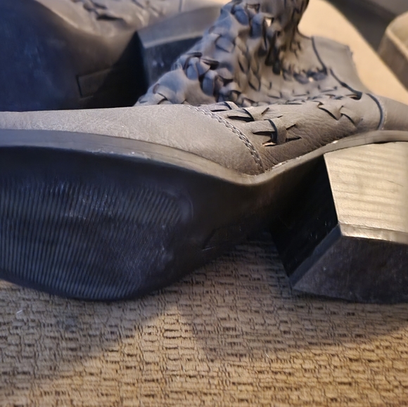 Boheme ankle bootie 9 - Picture 2 of 4